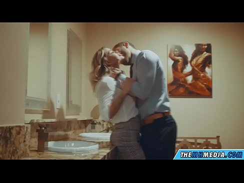 ❤️ وقتی یک بلوند بی تنه شما را در یک دستشویی عمومی اغوا می کند ❌ فیلم مقعد در ما fa.javdoe.top ❌️